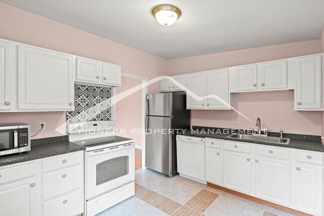 Building Photo - 3-bedroom, 1.5-bathroom House with Big, Pr...