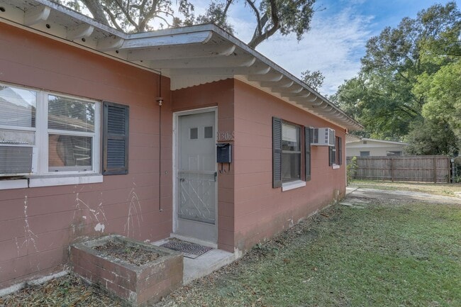 Building Photo - Altaloma Ave