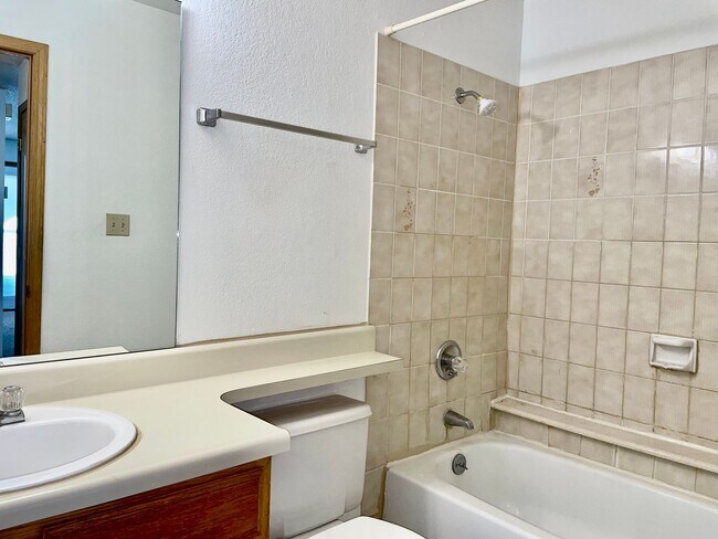 Foto del edificio - 1st Floor 2 Bedroom in a Gated Community!