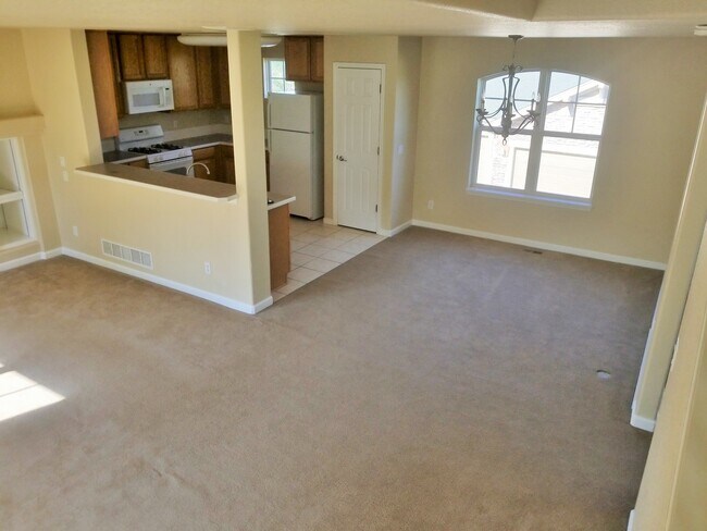 Foto del edificio - 3 Bedroom, 3.5 Bath End Unit Townhome, 2 C...