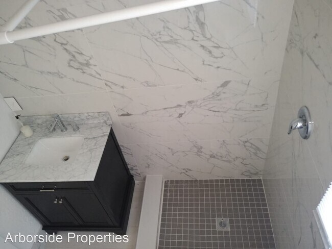 Foto del edificio - 1 br, 1 bath Apartment - 4009 Shady Oak Ct