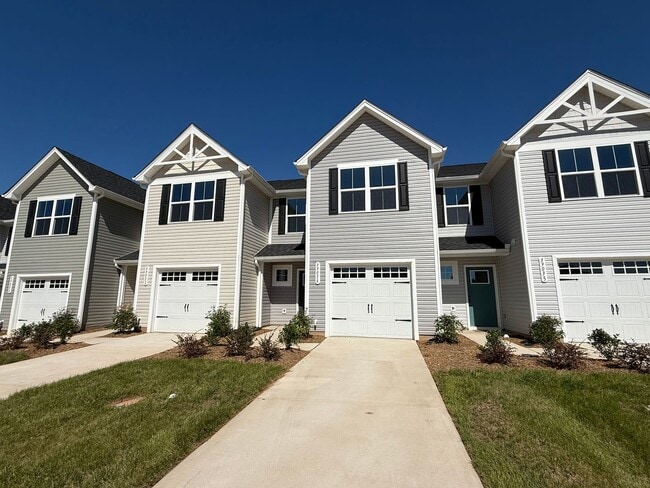 Foto del edificio - Modern 3-Bedroom Townhouse with Garage & P...