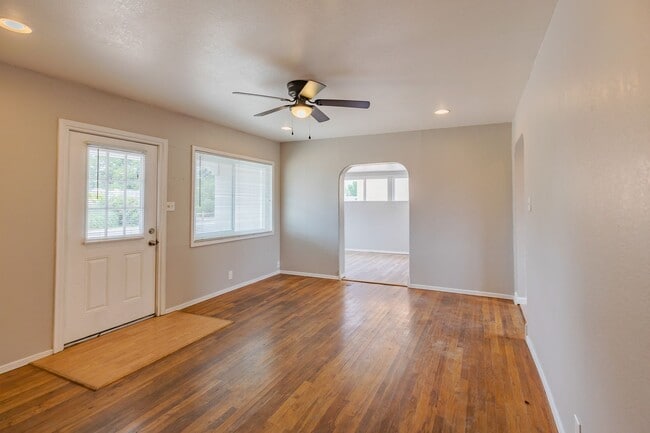 Building Photo - Beautiful 3 Bedroom/2 Bath Home