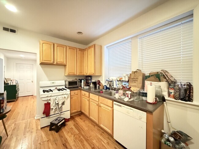 Foto del edificio - 3455 N Bosworth Ave