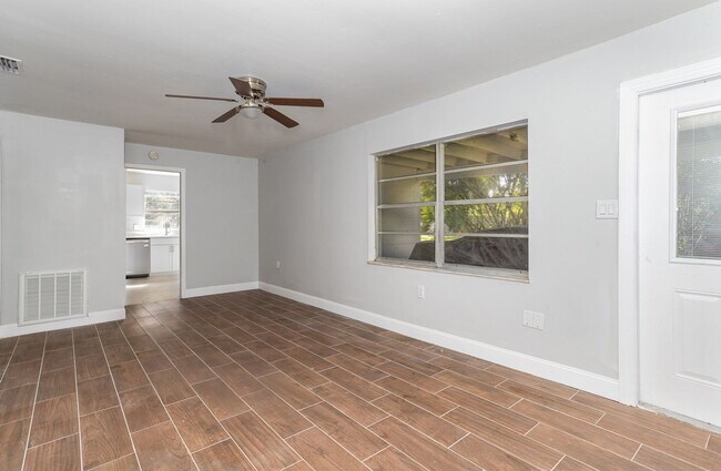 Foto del edificio - Very Cute Two Bedroom Single Family Home - Now Available