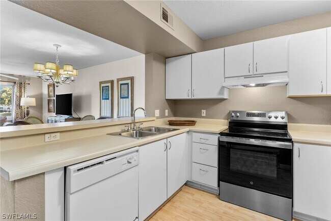 Foto del edificio - 8274 Key Royal Cir