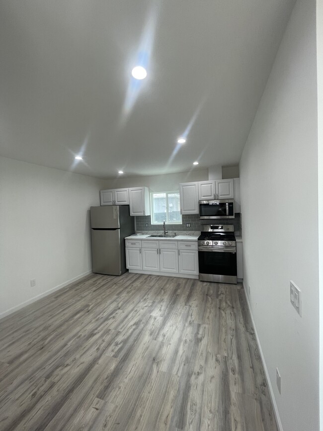 Kitchen - 3819 S Sycamore Ave