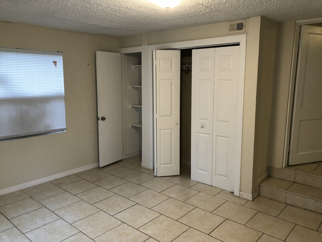 Building Photo - Single Family Home 4Bed/2Bath+nice size back yard ready Mid-June 2026 $1750/month