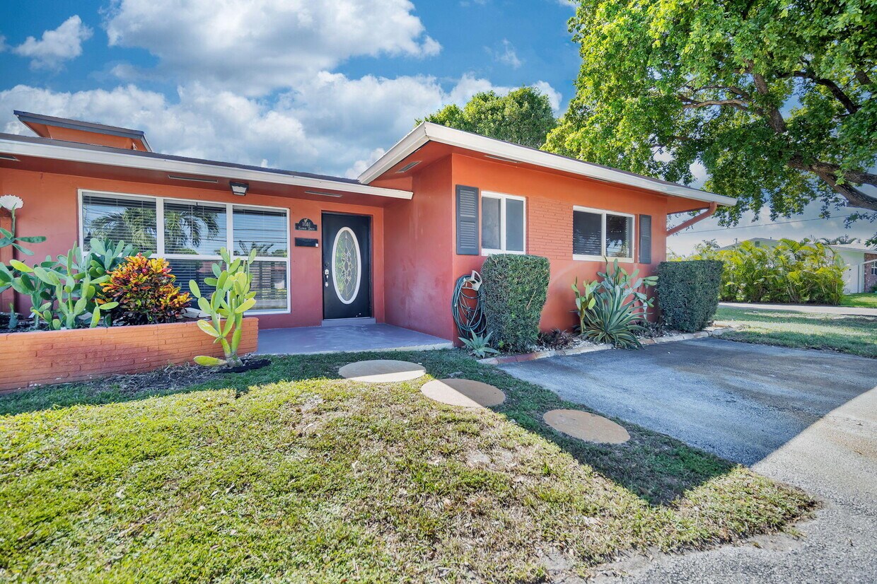 Primary Photo - 1061 NE 26th Ave