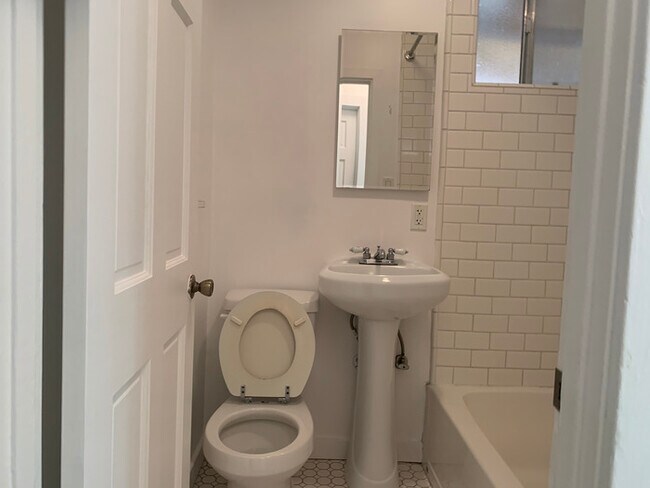 Building Photo - Beautiful and cozy unit!