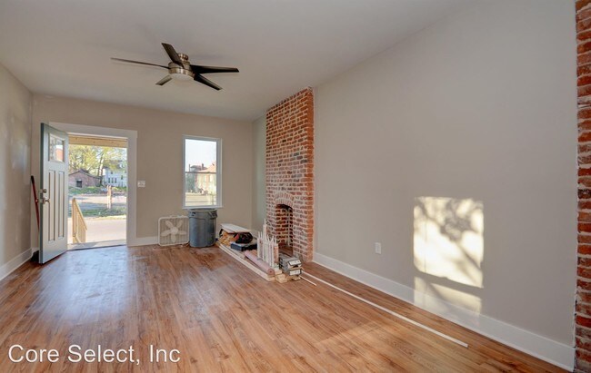 Building Photo - 1621-1631 Oak St