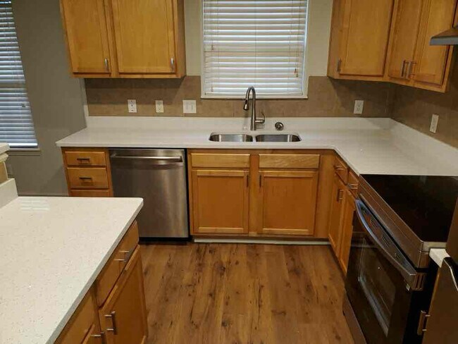 Building Photo - 918 Oakwood Ln