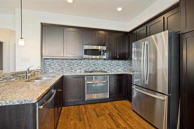 Foto del edificio - 7919 Parkwood Blvd