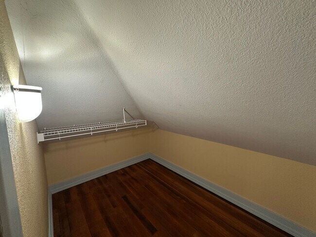 Building Photo - MOVE IN SPECIAL! 3 Bed 1 Bath Home close t...