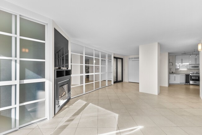 Building Photo - 65 E India Row