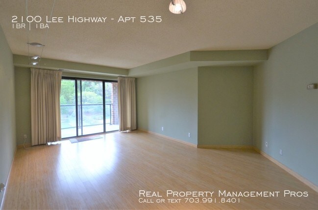 Building Photo - Top Floor Condo- Walk to Metro!