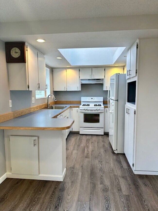 Foto del edificio - 4 bedroom -Split level and large deck/fenced yard!