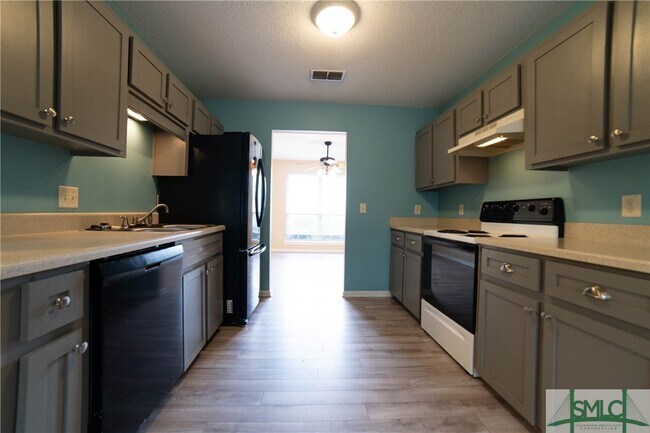 Building Photo - 2104 Walberg Dr