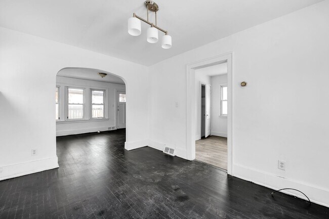 Building Photo - Freshly renovated 3 Bedroom - 1 Bathroom -...
