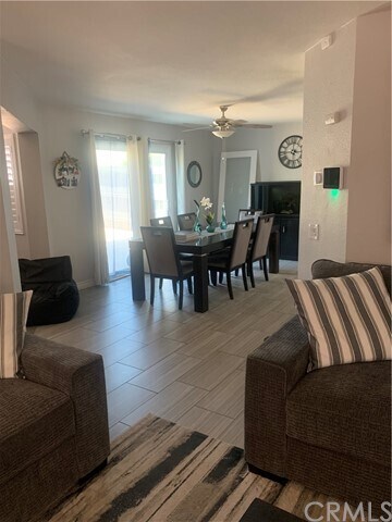 Foto del edificio - 1351 N Christobal Ln
