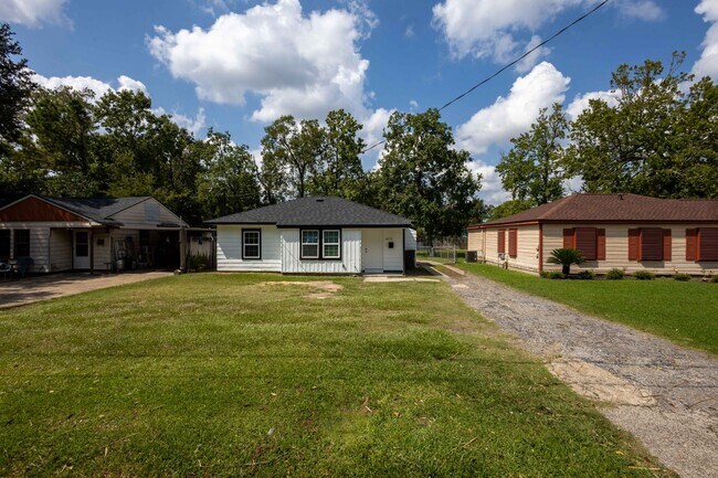 Foto del edificio - Beautiful 2 Bedroom / 1 Bathroom home in B...