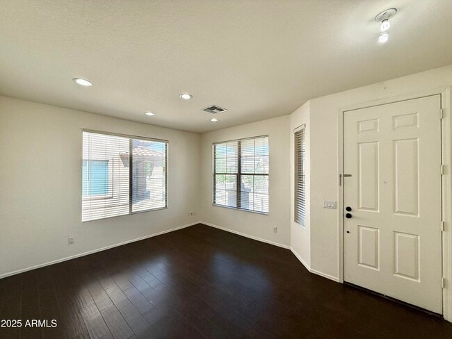 Foto del edificio - 3229 W Pleasant Ln