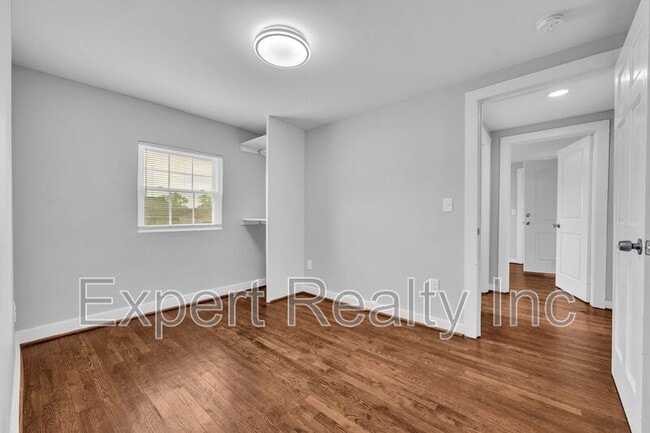 Building Photo - 546 55th St