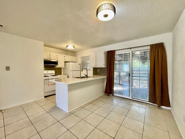 Foto del edificio - Charming 3 Bedroom Home w/ 1 Car Garage and Large Fenced Yard!!