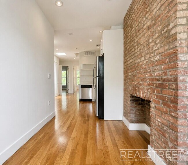 Foto del edificio - Stunning 3 bed 1.5 Bath w. Balcony in Bedstuy!