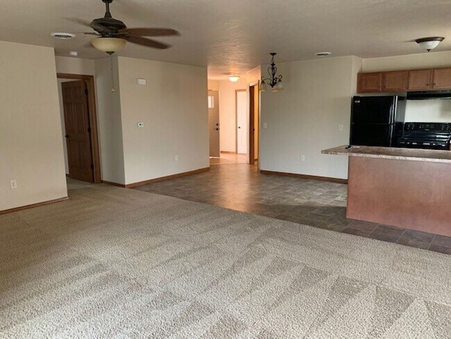 Foto del edificio - 2 Bedroom, 1 Bathroom lower level apartment