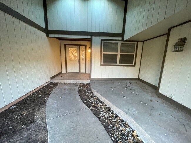Building Photo - Beautiful 3 bed 2 bath!! Home will not las...