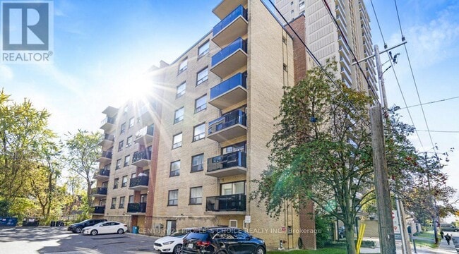 Photo du bâtiment - 839-839 Roselawn Ave