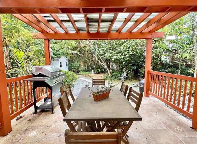 Building Photo - 130 NE 49th St