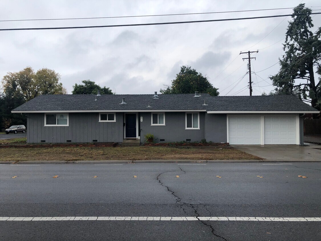 Foto principal - 875 N Johnson Rd