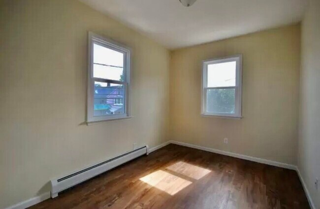 Building Photo - 1052 Broadway