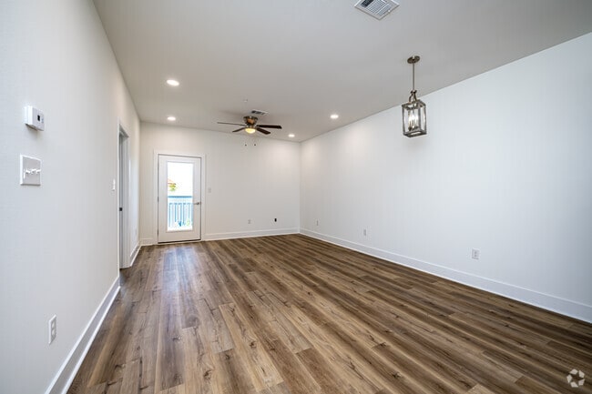 2BR, 2BA - 900SF - Living Room/Dining Room - Palmetto Place Apartments