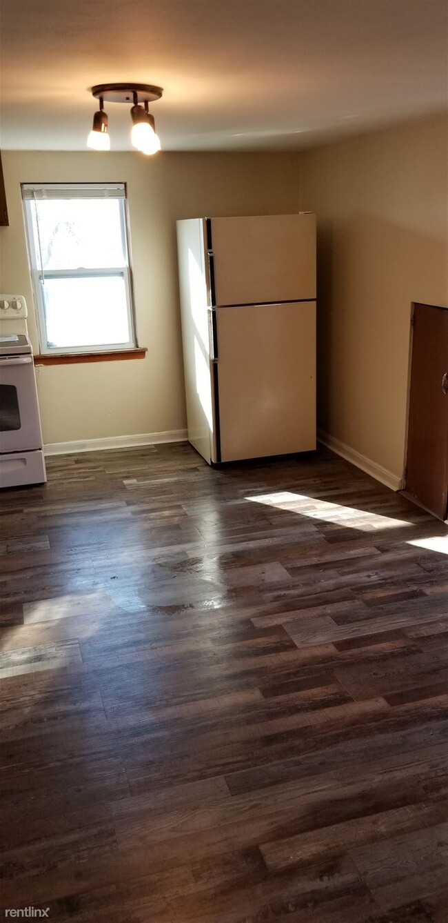 Building Photo - 2 br, 1 bath Duplex - W229 N5151 Duplainvi...
