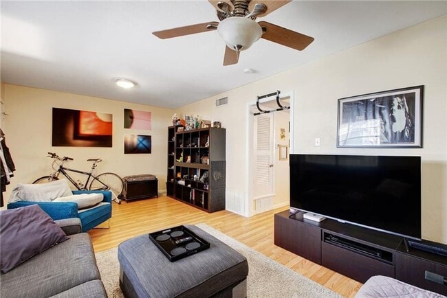 Building Photo - Large 1 bedroom in Hyde Park