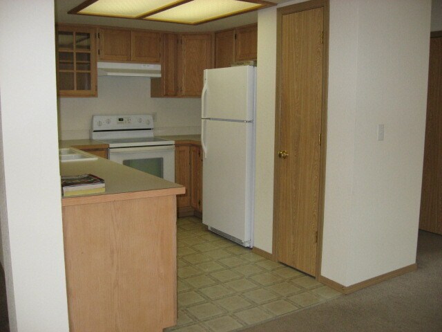 Building Photo - Spacious house in a nice, quiet neighborho...