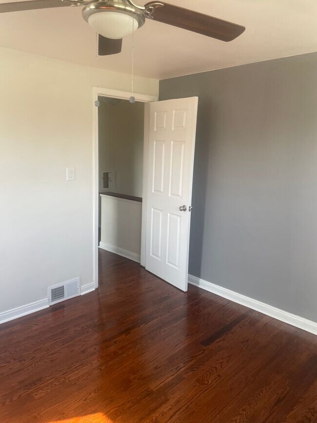 Building Photo - BEAUTIFULLY UPDATED 2 BEDROOM REDFORD DUPL...