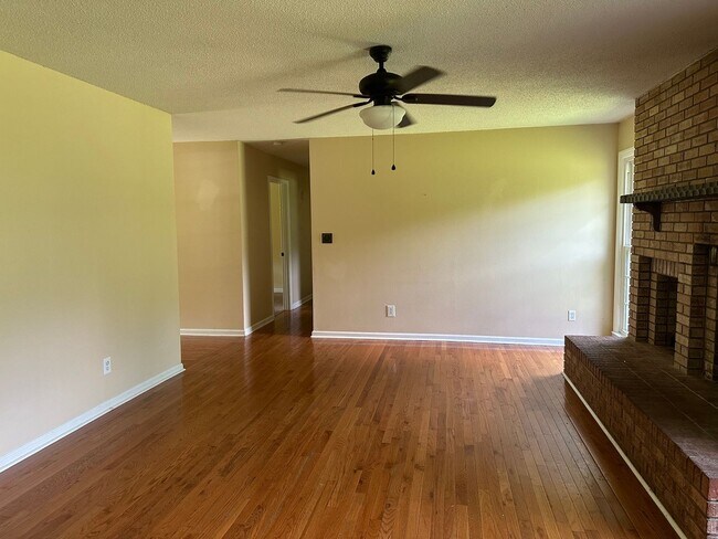Foto del edificio - 3 bedroom 1.5 bath on Large Lot