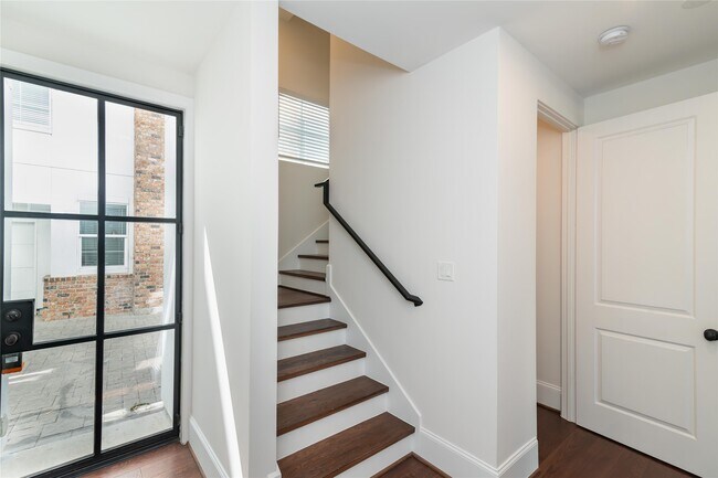 Building Photo - 3821 N Braeswood Blvd
