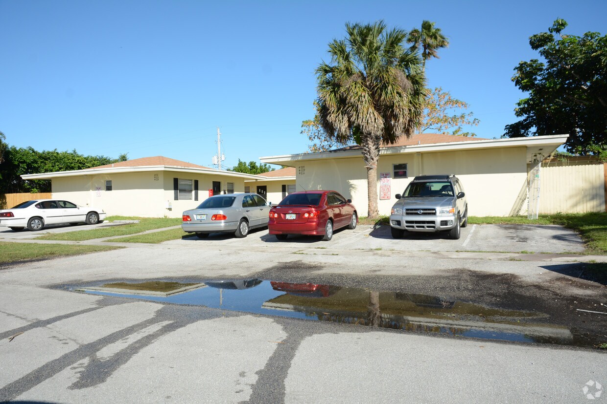 Building Photo - 4721 Pineaire Ln