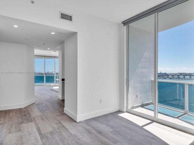 Building Photo - 725 NE 22nd St