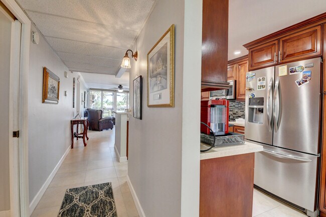 Building Photo - 19 Royal Palm Way