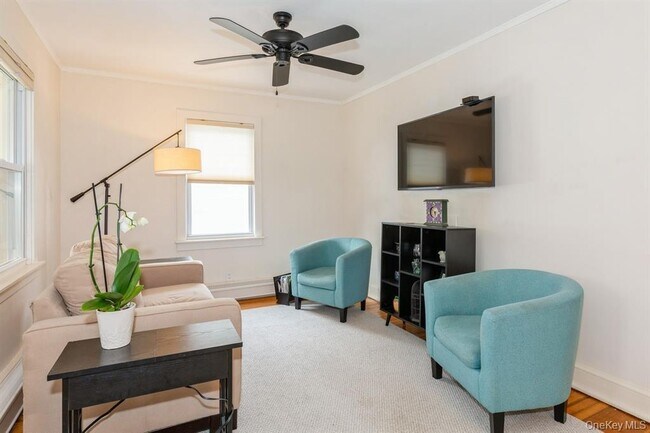 Foto del edificio - 109 Roosevelt Ave