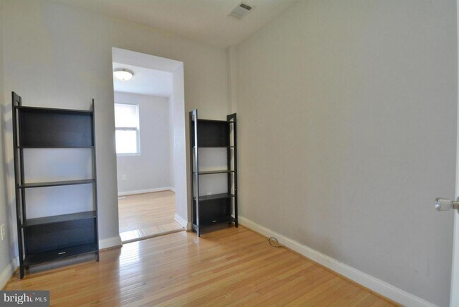 Foto del edificio - 733 Otis Pl NW