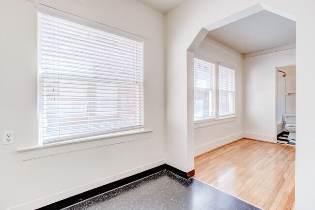 Foto del edificio - Beautiful Vintage Studio Near 23rd !!