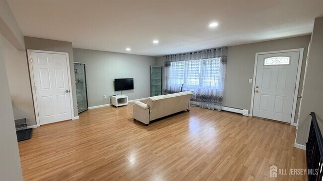 Foto del edificio - 363 Cranbury Rd