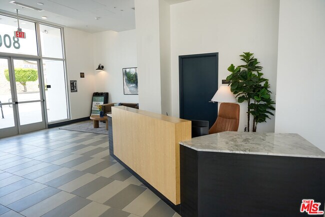 Foto del edificio - 800 S Western Ave